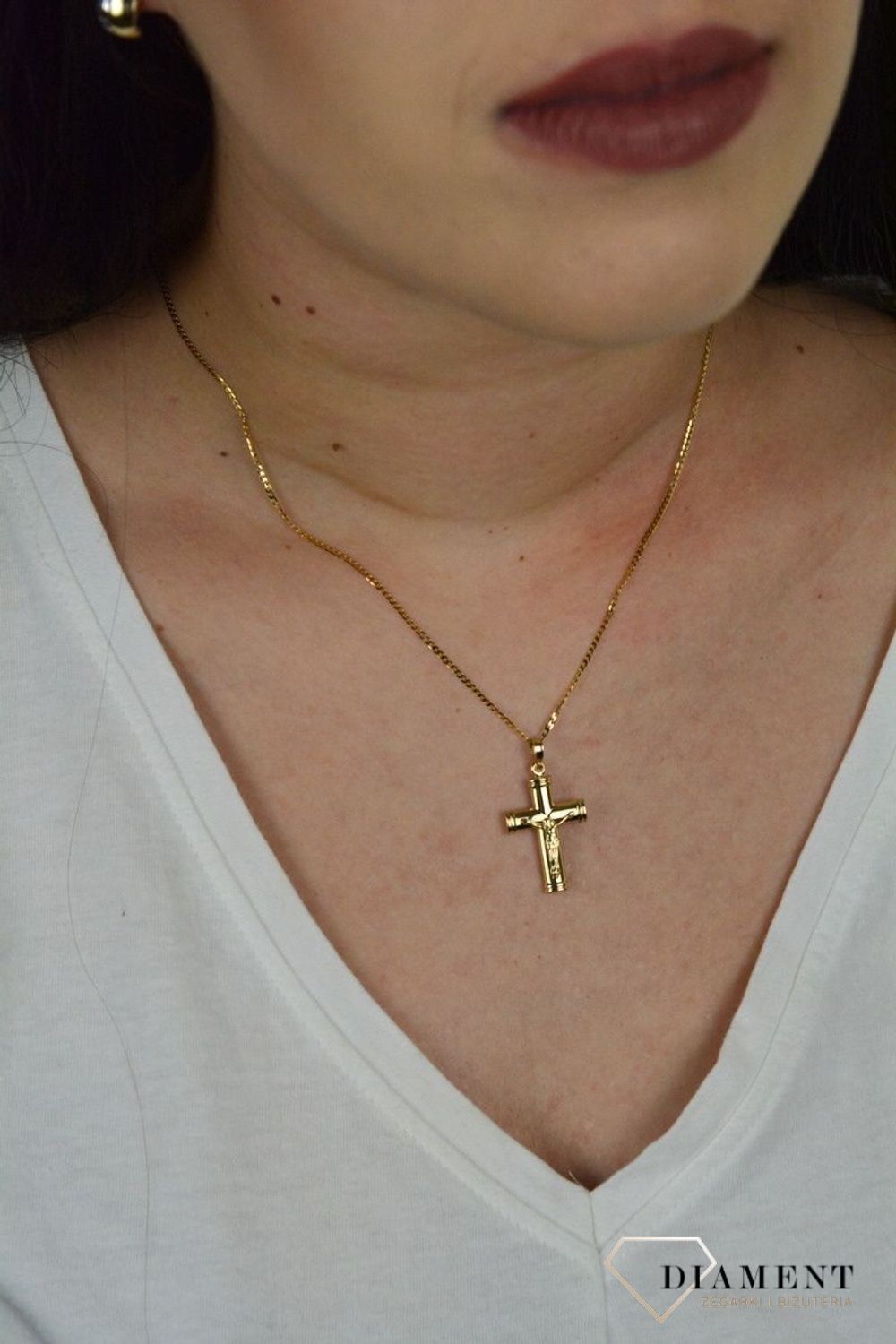 Złoty krzyż 333 z wizerunkiem Pana Jezusa. ZA 4449A.jpg